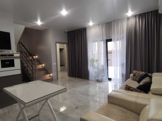 Продається двоповерховий таунхаус з ремонтом у Чорноморці Лиманка