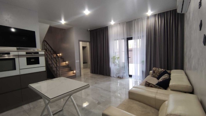 Продається двоповерховий таунхаус з ремонтом у Чорноморці - фото 1