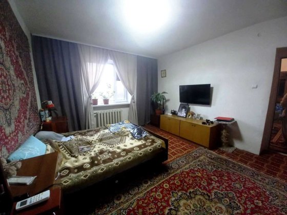 Продается двухэтажный дом с подвалом и двумя видами отопления.