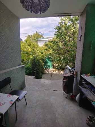 Компактний будинок біля озера - фото 1