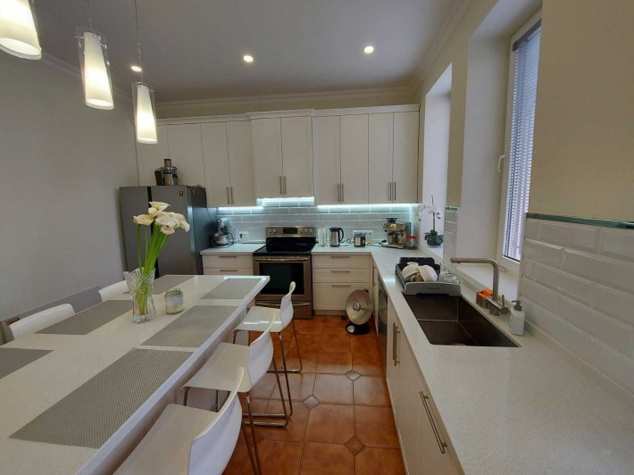 Шикарный дом в Фонтанке с евроремонтом и импортной мебелью. - фото 1