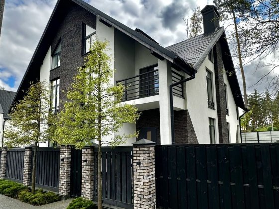 Цей дуплекс — для родини, яка мріє про життя за містом у власному домі Буча