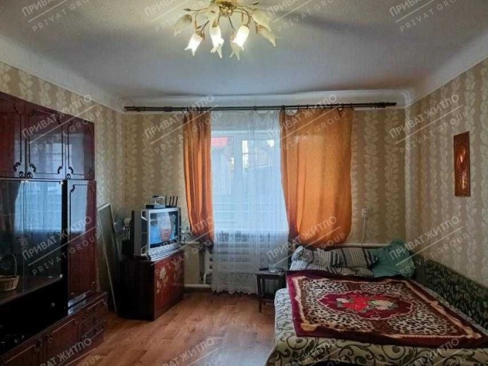 Частина будинку з окремим двором біля річки. - фото 1