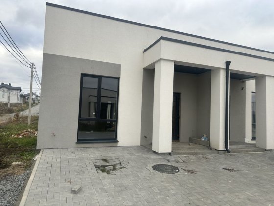 *Кутовий котедж на Макарова • Опалення, штукатурка, електрика ... Ровно