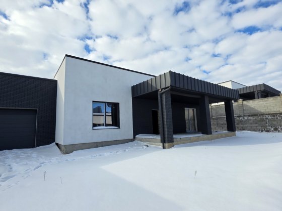 Продаж будинку з гаражем Ровно