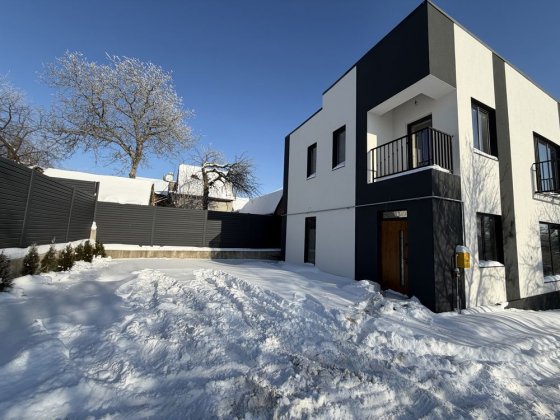 Продам котедж в центрі Рівне