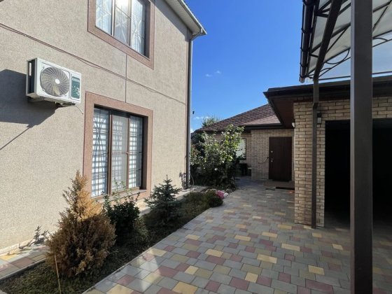 Двухэтажный дом с гостевым домом на участке Северный Херсон