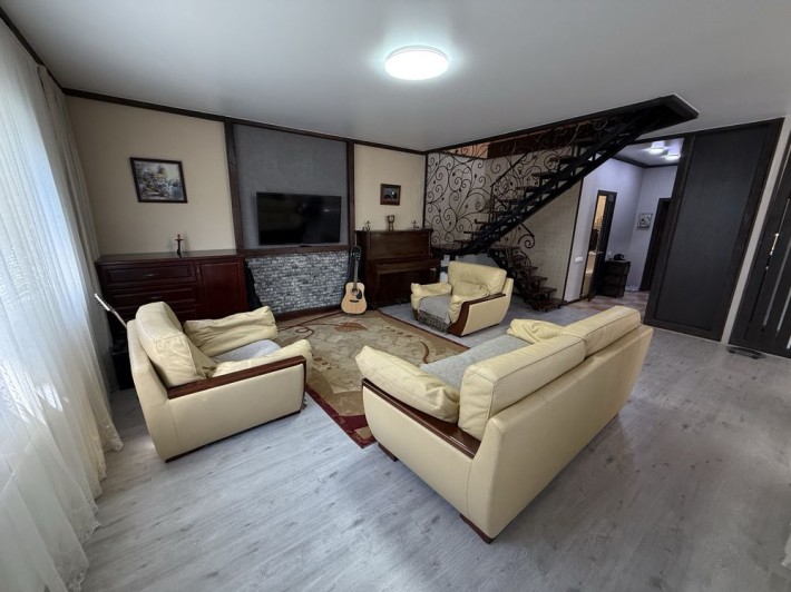 Гаряча пропозиція. Двоповерховий будинок в місті. Ремонт - фото 1