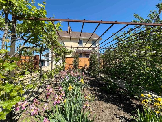 Хозяйский дом в Совиньоне, шикарный сад, бассейн. Торг Лиманка