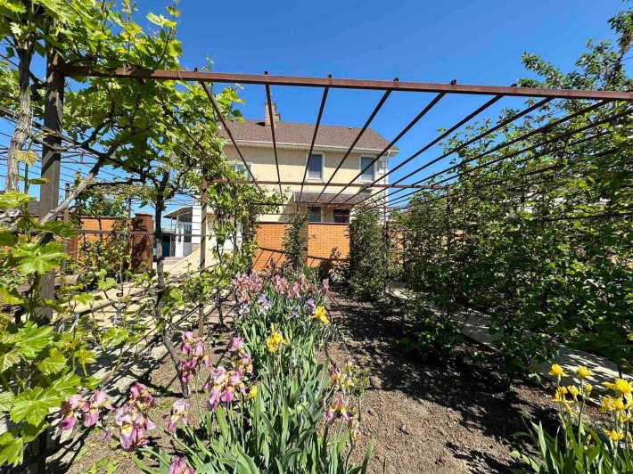 Хозяйский дом в Совиньоне, шикарный сад, бассейн. Торг - фото 1