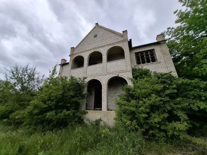 Двухэтажный дом с монсардой и гаражем внутри - фото 1