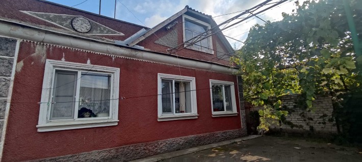 Продаётся дом на высоком цоколе в с. Усатово - фото 1