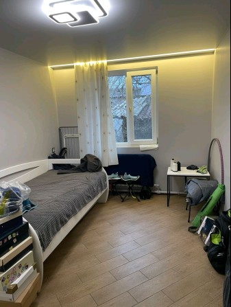 Добротный дом в центре села - фото 1