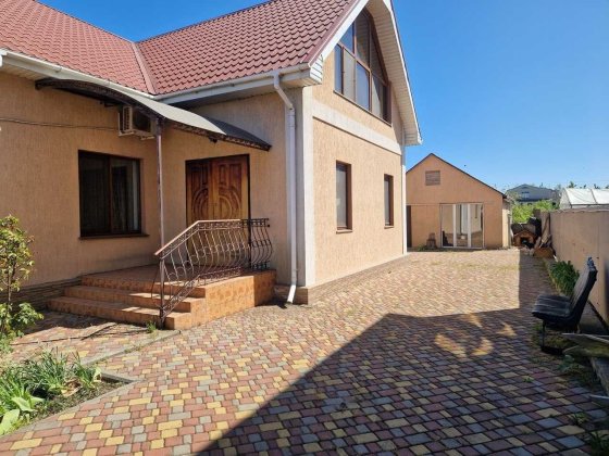 Просторий добротний будинок біля Чорноморську