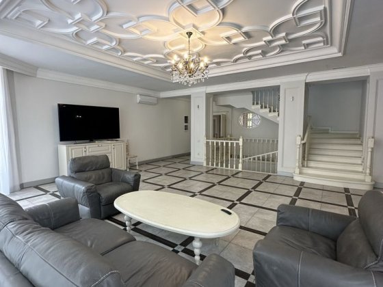 Будинок з басейном. Молодіжне