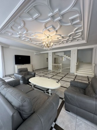 Будинок з басейном. Молодіжне - фото 1