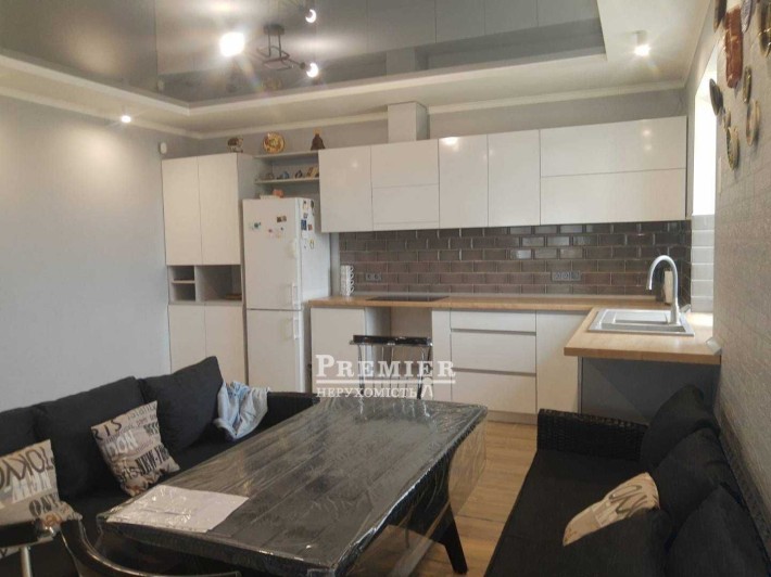 Стильний одноповерховий будинок у с. Красносілка біля міста - фото 1