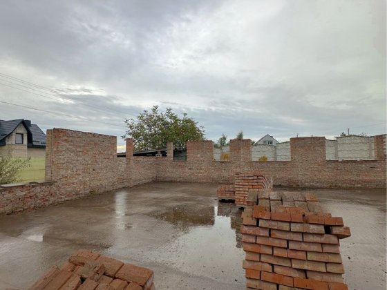 Продаж незавершеного будинку в чудовому розташуванні Ровно