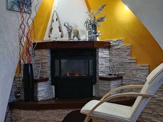 Просторий двоповерховий будинок у центрі — поруч з Університетом Чернівці