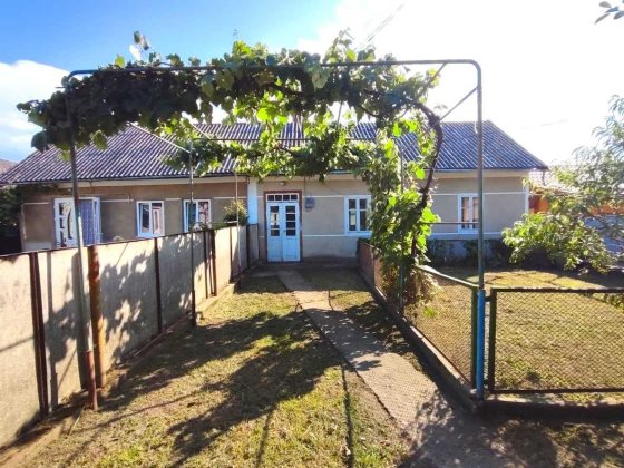 Продається будинок на вул. Учительська (район Садгора) + 5 соток землі Чернівці