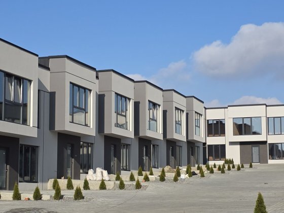 Продається ЗДАНИЙ в експлуатацію ТАУН ХАУС 4 км від Майдану Чернівці