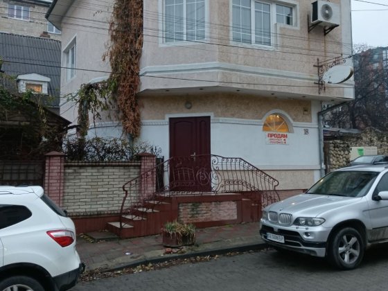 Продам особ 170 м² 2 этажа и цоколь  Білоусова 18 Чернівці