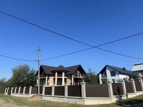 Продається будинок з хорошим розташуванням для життя.по вул Александрі Черновцы