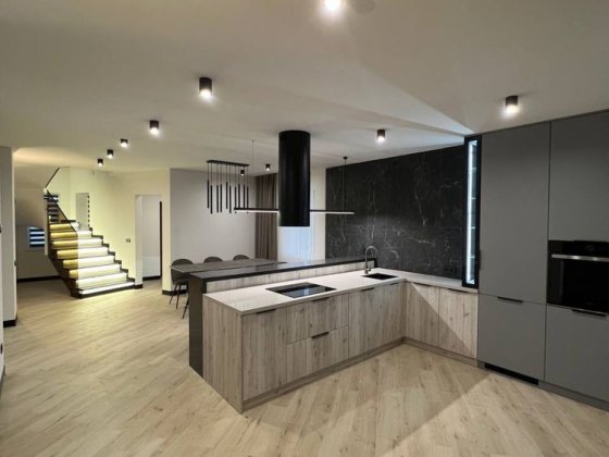 Продаж дуплекса з великою ділянкою та гаражем на 2 авто Чернівці