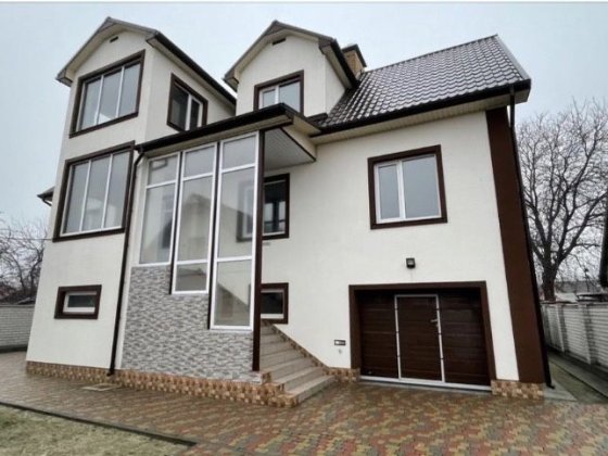 Будинок цегляний біля Східноєвропейського університету Черкассы