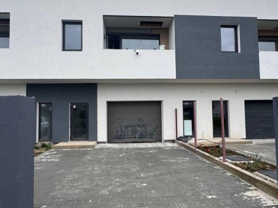 Котедж з гаражем в зданий в експлуатацію Ужгород