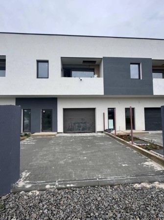 Котедж з гаражем в зданий в експлуатацію - фото 1