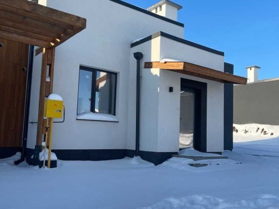 Продам кутовий котедж з міськими комунікаціями Ровно