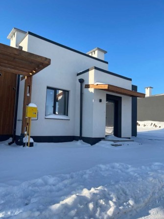 Продам кутовий котедж з міськими комунікаціями - фото 1