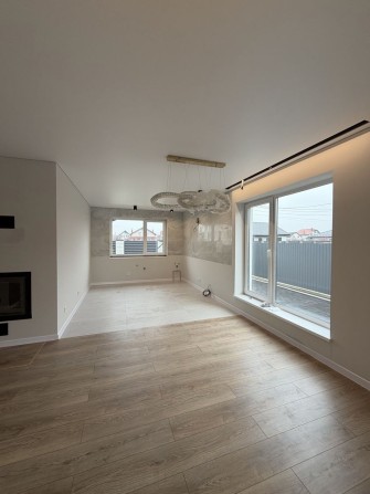 Продається новий будинок з якісним ремонтом та великою ділянкою землі - фото 1