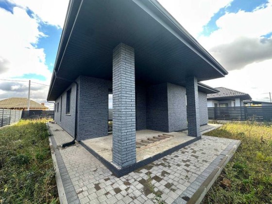 Продам будинок з гаражем на ділянці 5 сот. Без комісії для покупця!!! Рівне