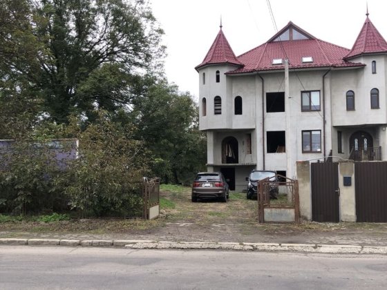 Продам прострий дюплекс з великою земельною ділянкою Чернівці