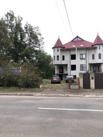 Продам прострий дюплекс з великою земельною ділянкою - фото 1