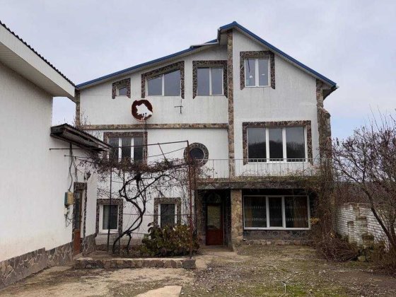 Продається трьохповерховий будинок — вул. Гайова р-н Кемпінгу Чернівці