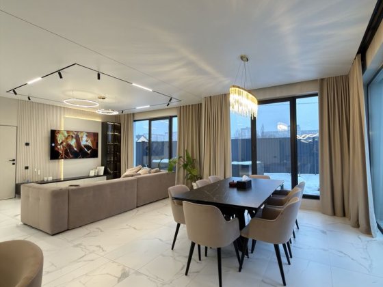 Новий будинок з дизайнерським ремонтом | ВСІ КОМУНІКАЦІЇ Вараш