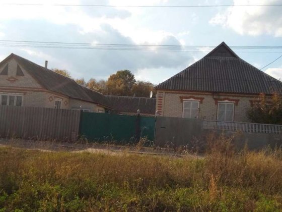 Будинок з подвір'ям Тростянець