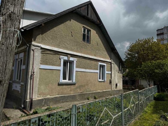 Будинок з ділянкою в центрі міста Чортків