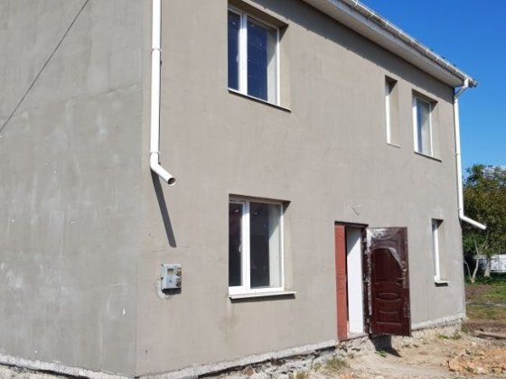 Продається новозбудований цегляний будинок з земельною ділянкою. Чертков