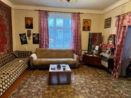 будинок з гаражем та ділянкою Чортків