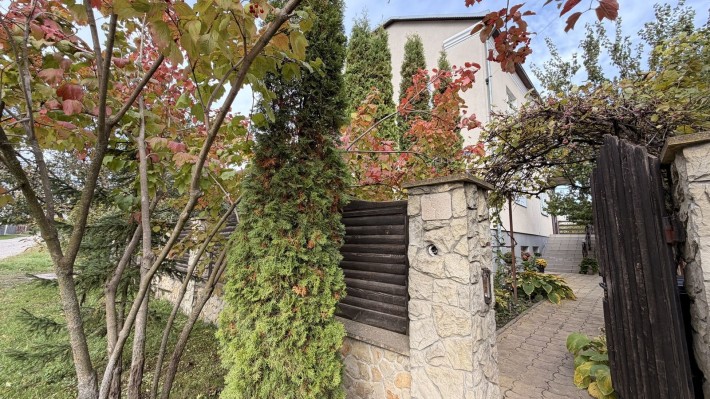 Продаж окремого будинку з ремонтом і ділянкою 11 сотих у с. Біла - фото 1