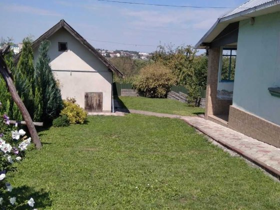 Будинок з великим подвірʼям та городом м. Зборів, Тернопільська обл. Зборів