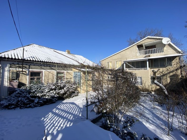 Двоповерховий будинок на центральному ринку - фото 1