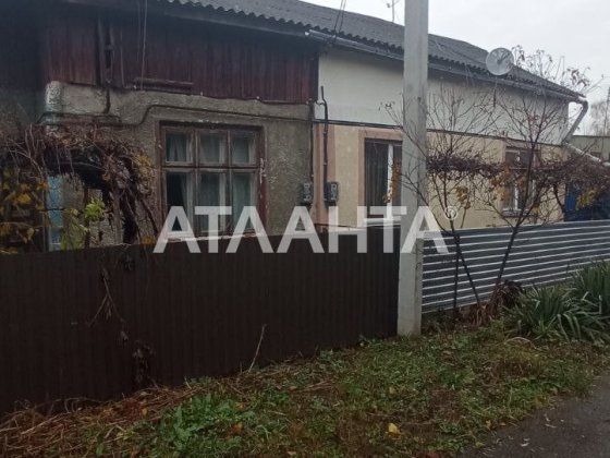 1\2 будинку з земельною ділянкою 5 соток р-н Аеропорту Чернівці