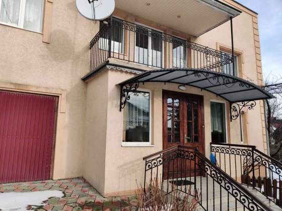 Продається двоповерховий капітальний будинок, район Роші Чернівці