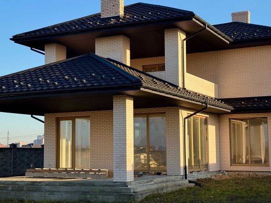 Сучасний  будинок з терасами та стильним фасадом . Район Авторинку Рівне
