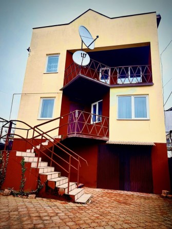 Продається просторий трьохповерховий  будинок в  Ужгороді-270 м - фото 1